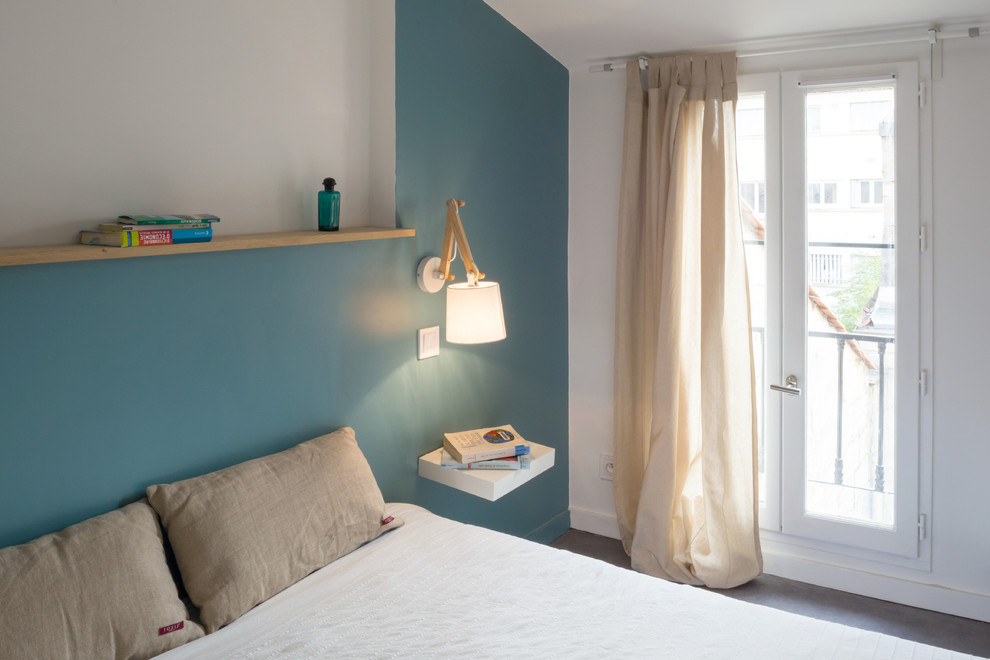 Idées déco pour une chambre parentale contemporaine de taille moyenne avec un mur bleu et aucune cheminée.