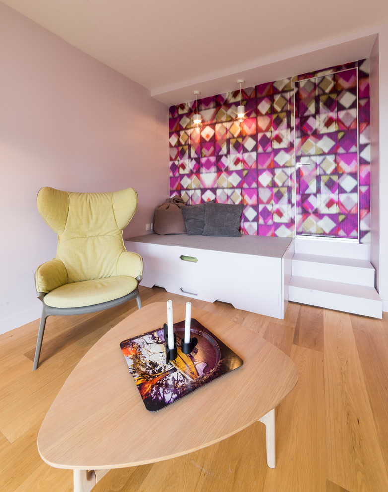 Imagen de dormitorio principal contemporáneo pequeño sin chimenea con paredes rosas, suelo de madera clara y suelo marrón