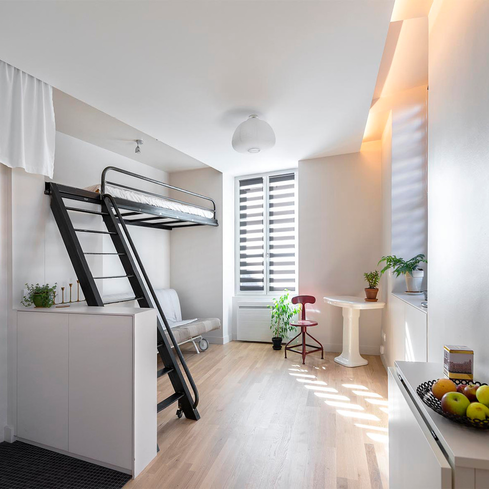 Kleines Modernes Gästezimmer mit beiger Wandfarbe und hellem Holzboden in Clermont-Ferrand
