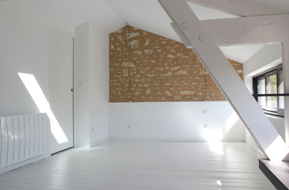 Идея дизайна: спальня среднего размера на антресоли в стиле модернизм с белыми стенами, деревянным полом, белым полом и балками на потолке