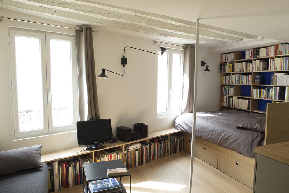 Kleines Modernes Hauptschlafzimmer ohne Kamin mit blauer Wandfarbe, hellem Holzboden und beigem Boden in Paris