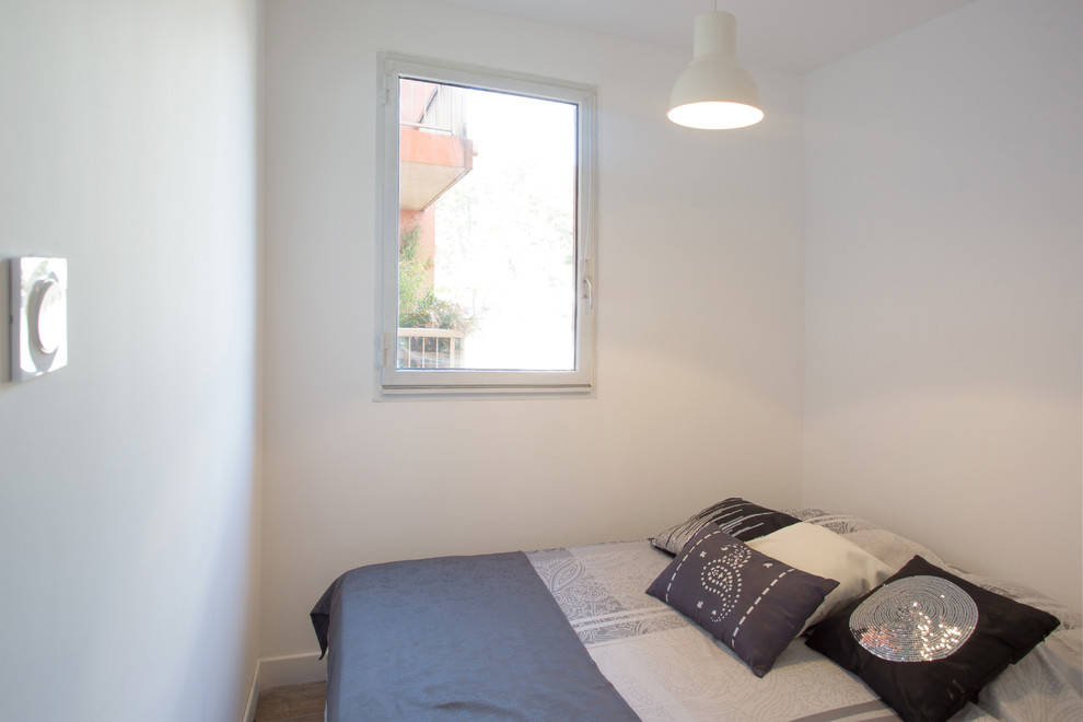 Exemple d'une petite chambre tendance avec un mur blanc et un sol en carrelage de céramique.