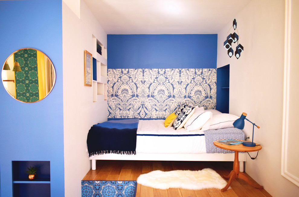 パリにある小さなエクレクティックスタイルのおしゃれな主寝室