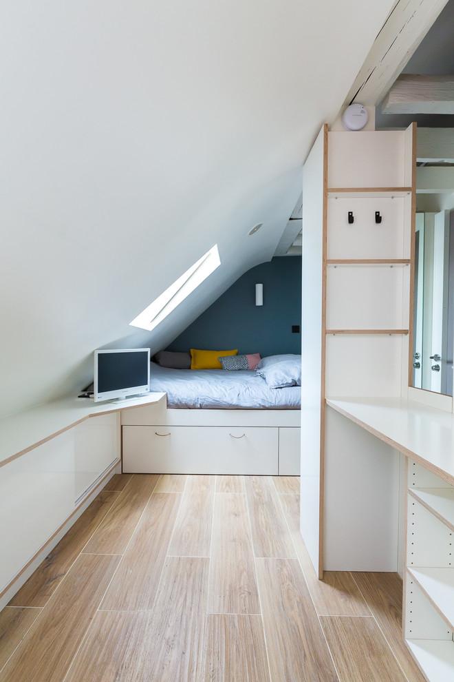 Foto de dormitorio tipo loft contemporáneo pequeño sin chimenea con paredes azules y suelo de baldosas de cerámica