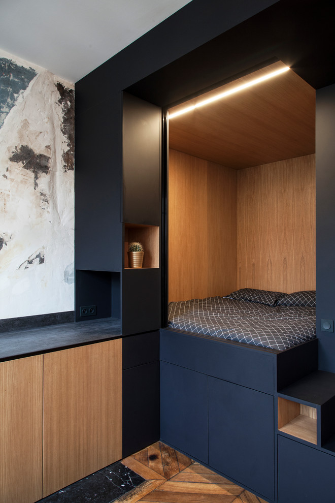 Inspiration för ett funkis sovrum, med bruna väggar och mellanmörkt trägolv