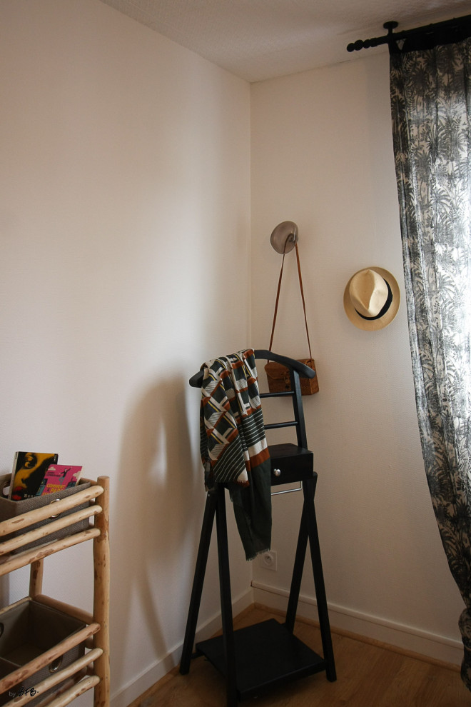 Mittelgroßes Shabby-Look Schlafzimmer mit Linoleum und beigem Boden in Rennes
