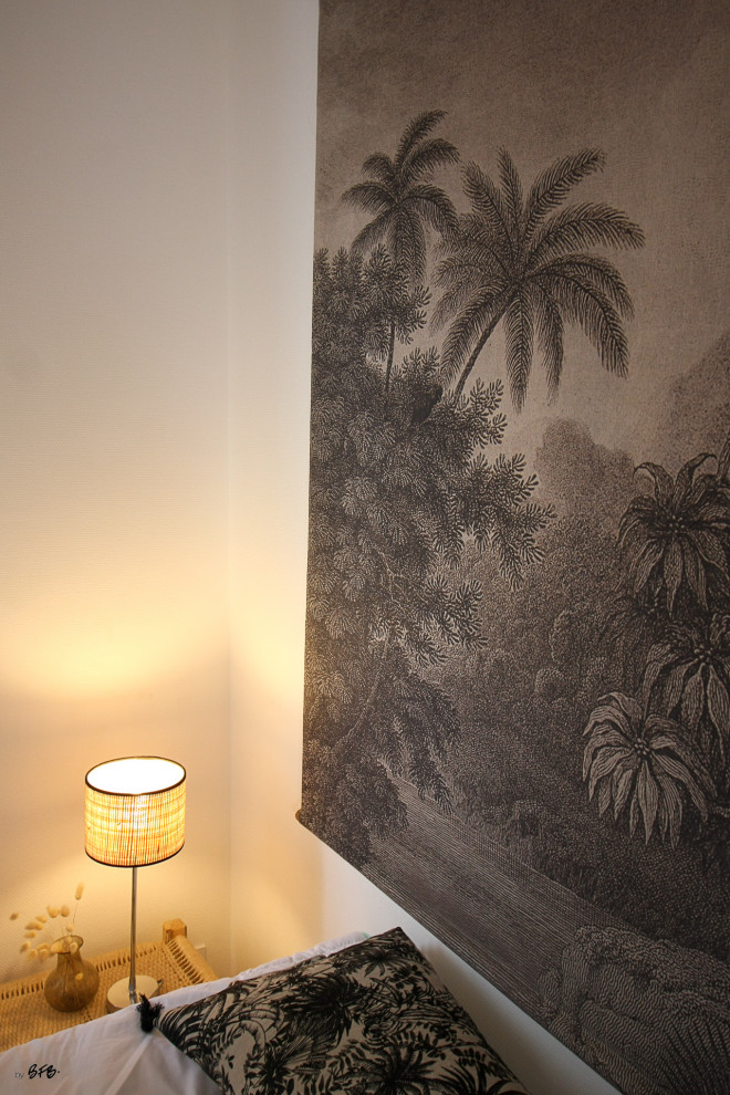 Idée de décoration pour une chambre style shabby chic de taille moyenne avec un sol en linoléum et un sol beige.