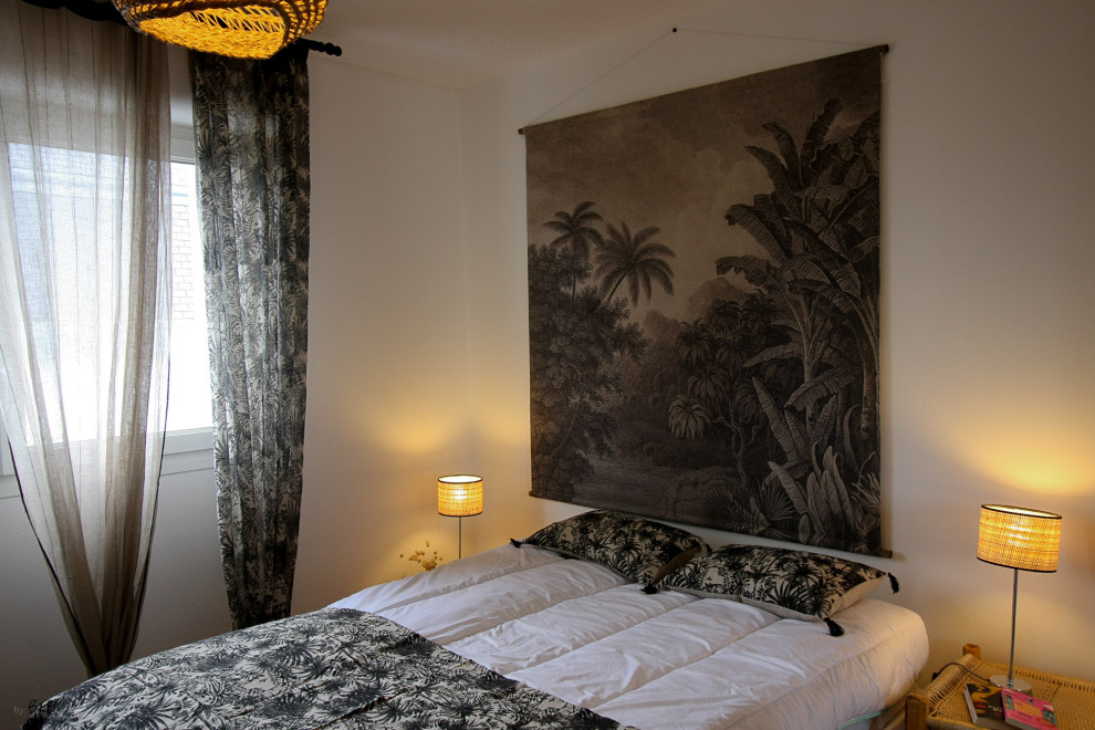 Стильный дизайн: спальня среднего размера в стиле шебби-шик с полом из линолеума и бежевым полом - последний тренд