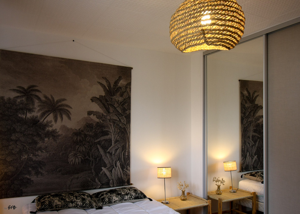 Пример оригинального дизайна: спальня среднего размера в стиле шебби-шик с полом из линолеума и бежевым полом