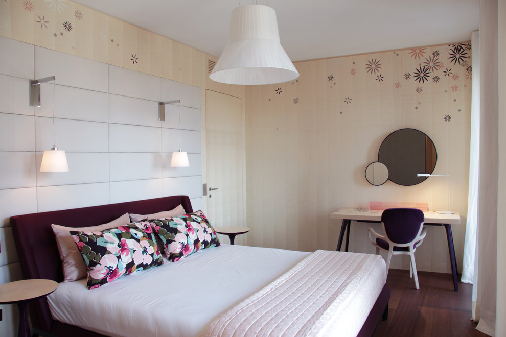 Imagen de habitación de invitados blanca actual de tamaño medio con suelo de madera en tonos medios y boiserie