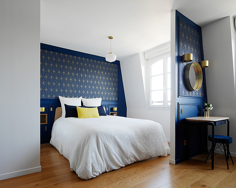 Свежая идея для дизайна: большая хозяйская спальня в стиле неоклассика (современная классика) с синими стенами, светлым паркетным полом и бежевым полом без камина - отличное фото интерьера