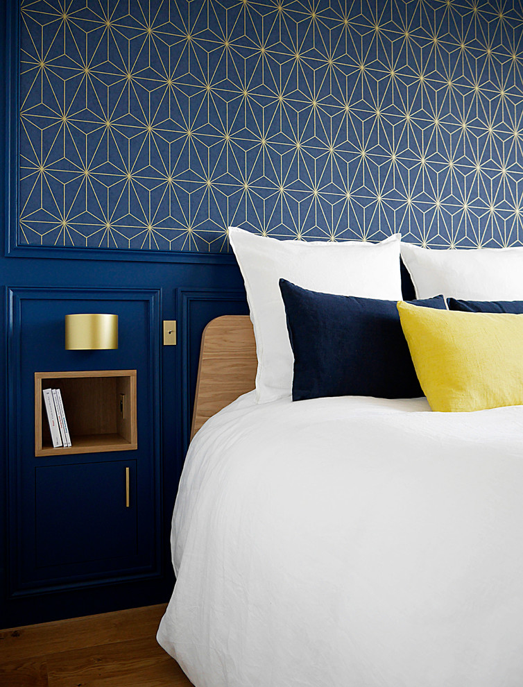 Идея дизайна: большая хозяйская спальня в стиле неоклассика (современная классика) с синими стенами, светлым паркетным полом и бежевым полом без камина
