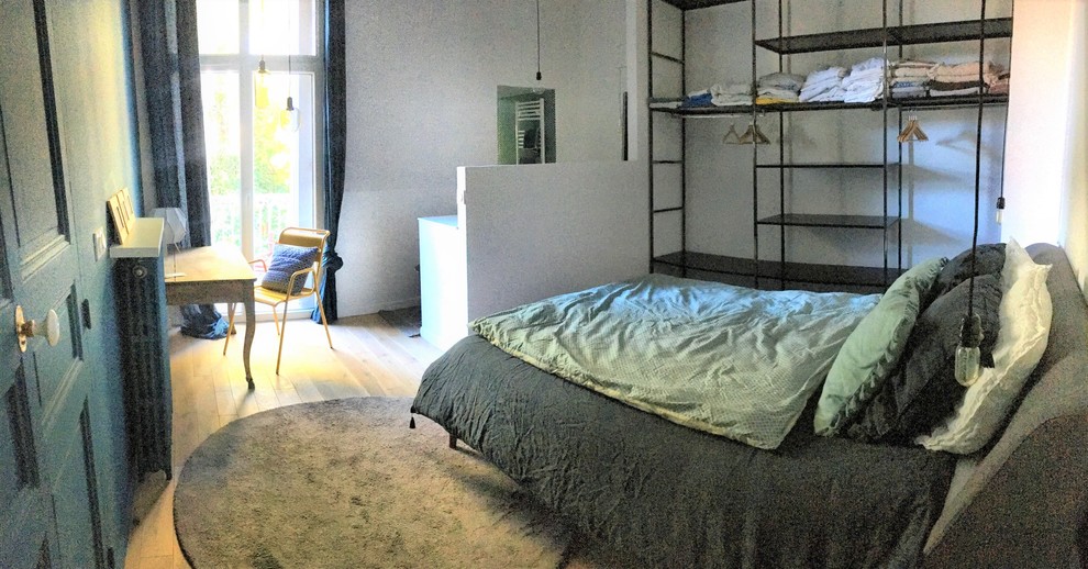 Пример оригинального дизайна: спальня в скандинавском стиле с белыми стенами и светлым паркетным полом