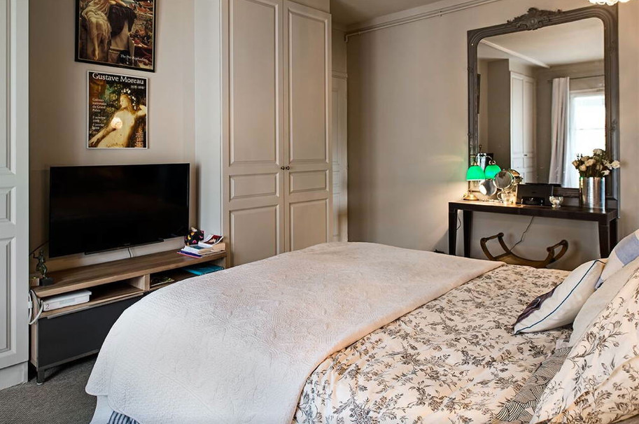 Design ideas for a retro master bedroom in Paris with white walls and carpet.