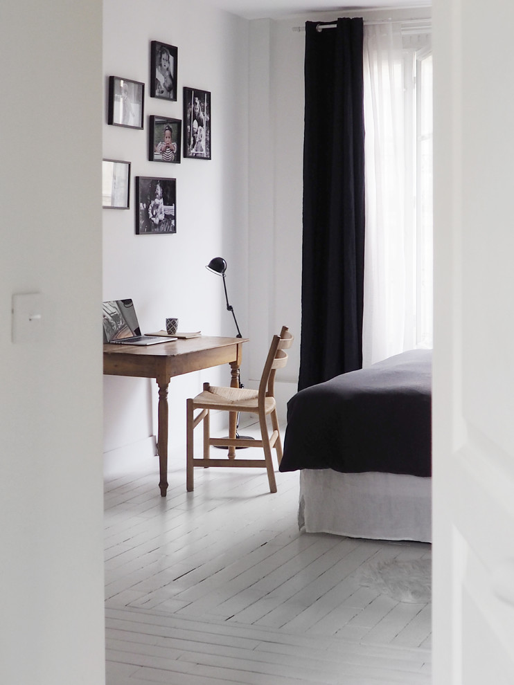 Aménagement d'une chambre parentale contemporaine de taille moyenne avec un mur blanc, parquet peint, aucune cheminée et un sol blanc.