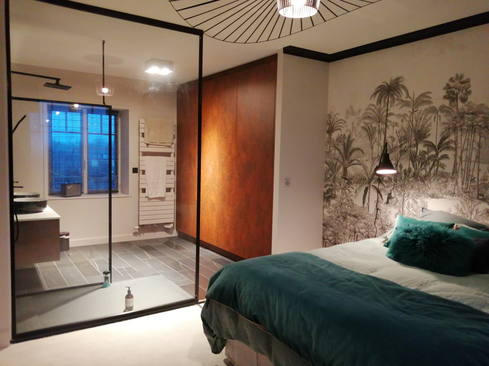 Пример оригинального дизайна: хозяйская спальня среднего размера в стиле модернизм с белыми стенами, ковровым покрытием и белым полом без камина