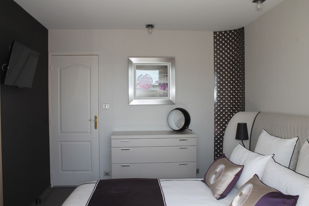 Foto di una piccola camera matrimoniale design con pareti beige e pavimento in travertino