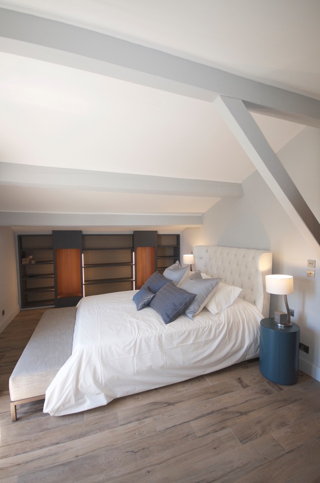 Diseño de dormitorio principal mediterráneo grande con paredes azules y suelo de madera en tonos medios