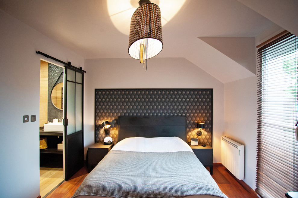 Mittelgroßes Modernes Hauptschlafzimmer mit beiger Wandfarbe, dunklem Holzboden und rotem Boden in Paris