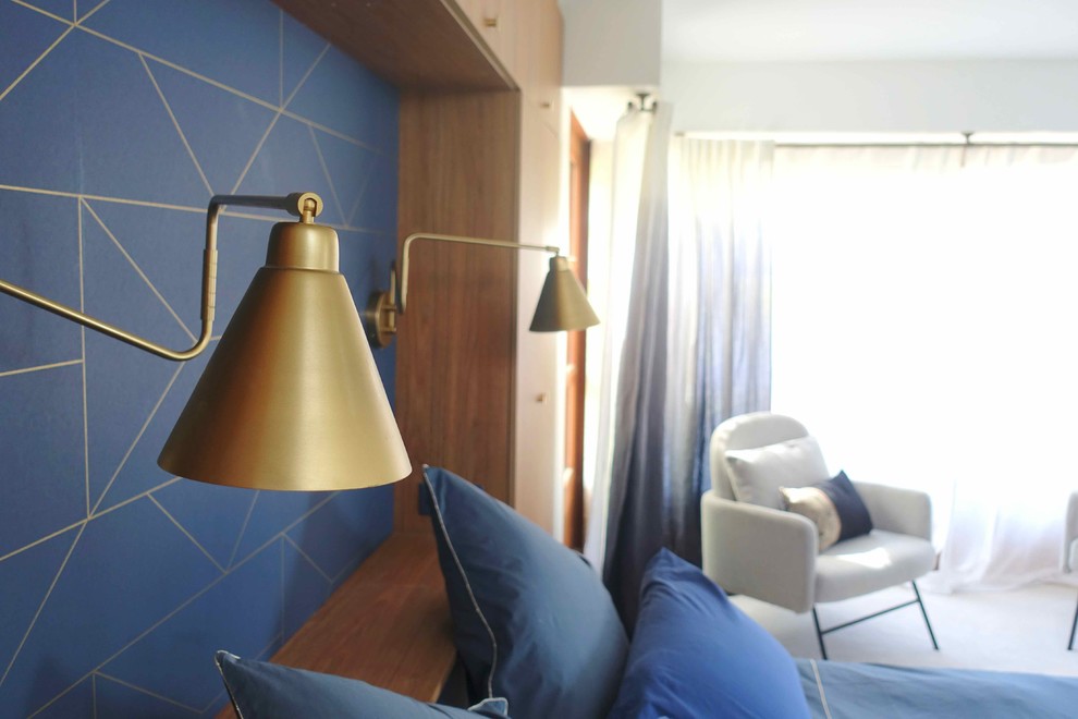 Свежая идея для дизайна: хозяйская спальня среднего размера в современном стиле с белыми стенами, ковровым покрытием и белым полом - отличное фото интерьера