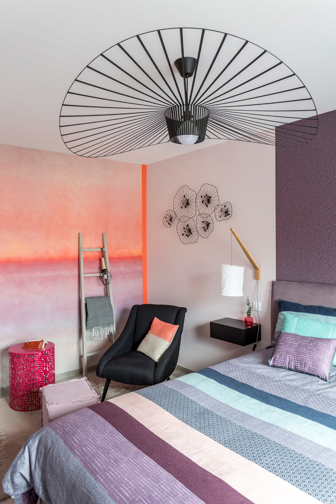Großes Modernes Hauptschlafzimmer ohne Kamin mit bunten Wänden und hellem Holzboden in Bordeaux