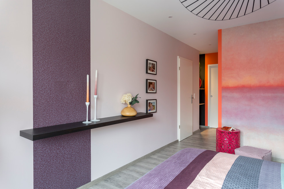 Idee per una grande camera matrimoniale design con pareti multicolore e parquet chiaro