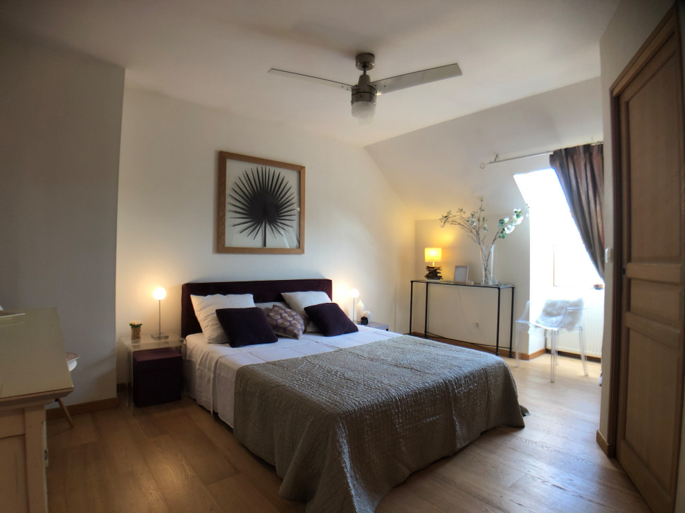 Foto de dormitorio principal contemporáneo grande con paredes blancas y suelo de madera clara