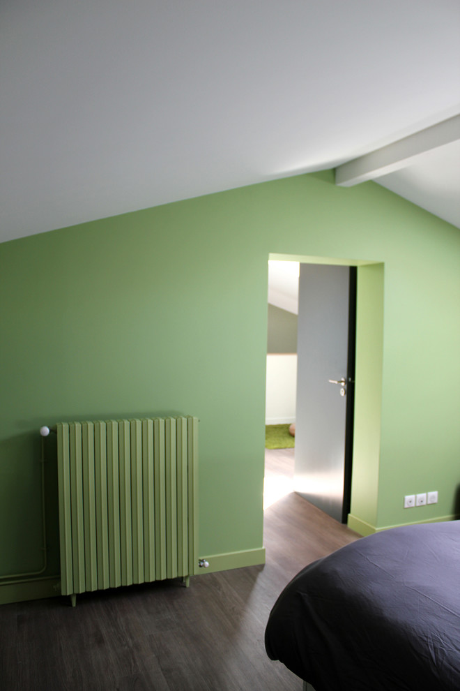 Idée de décoration pour une grande chambre parentale design avec un mur vert et un sol en linoléum.