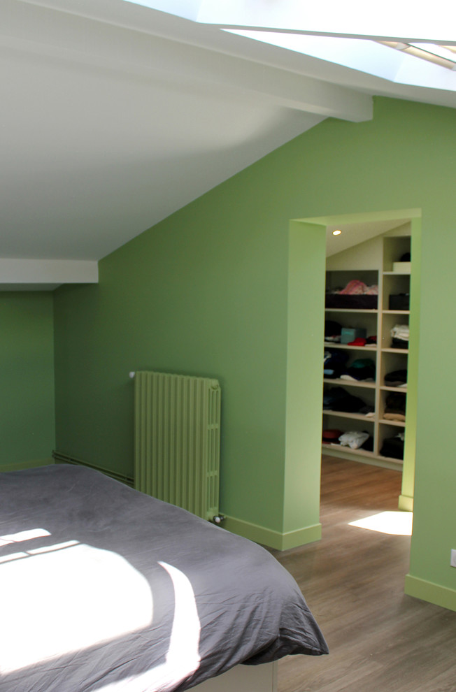 Aménagement d'une grande chambre parentale contemporaine avec un mur vert et un sol en linoléum.