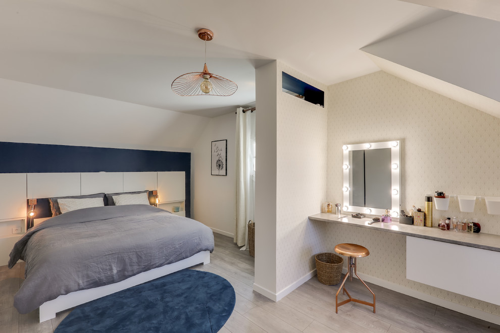 Свежая идея для дизайна: большая хозяйская спальня в современном стиле с белыми стенами, светлым паркетным полом и серым полом - отличное фото интерьера