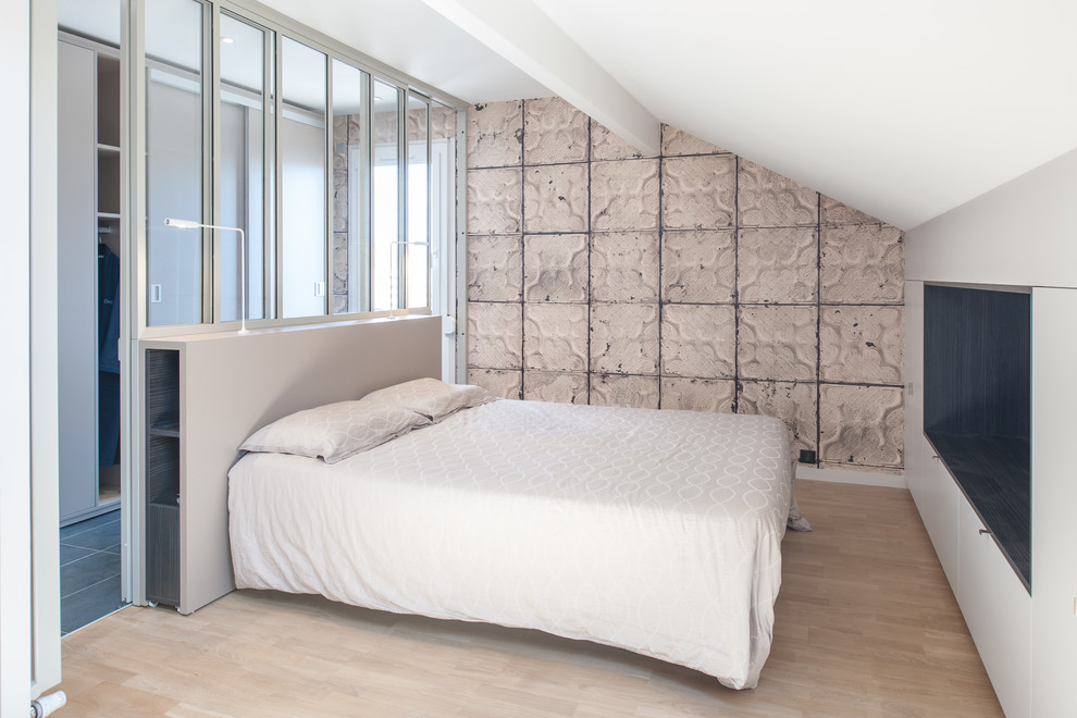 Inspiration for a contemporary master bedroom in Clermont-Ferrand with beige walls.