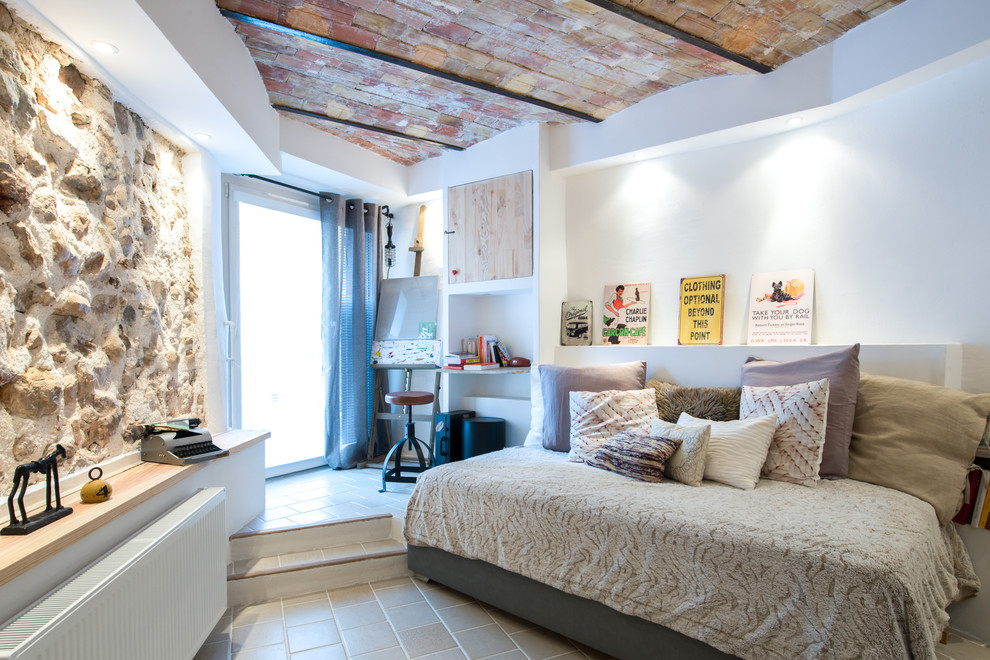 Источник вдохновения для домашнего уюта: хозяйская спальня среднего размера в стиле лофт с белыми стенами