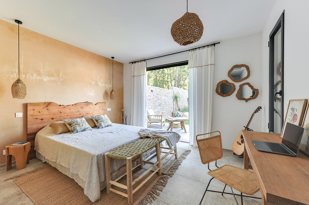 Mittelgroßes Eklektisches Hauptschlafzimmer ohne Kamin mit weißer Wandfarbe, Keramikboden und beigem Boden in Korsika