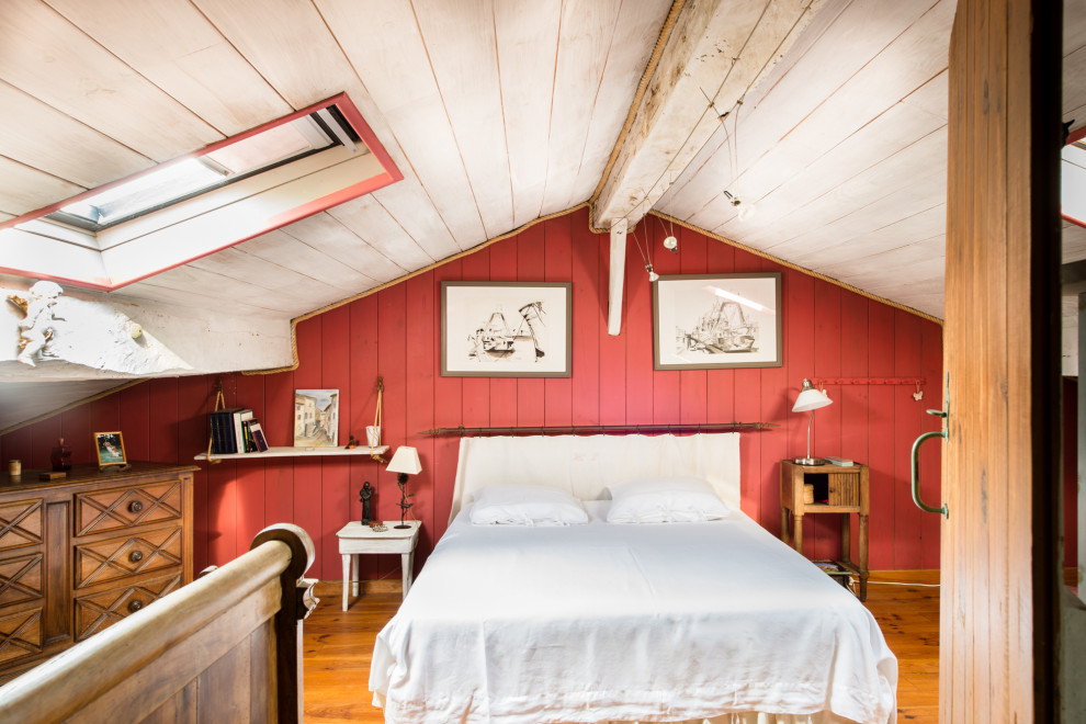 Cette photo montre une chambre nature avec un mur rouge, un sol en bois brun et un sol marron.