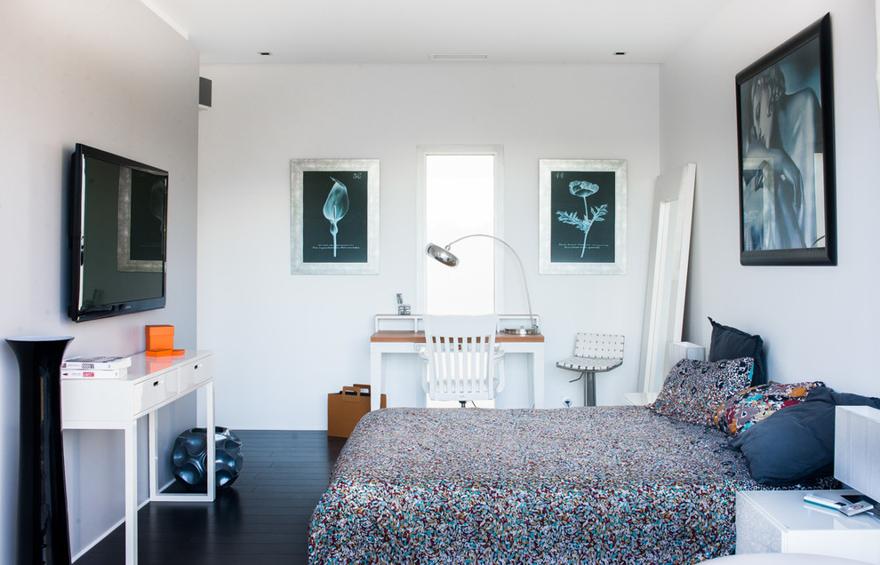 Mittelgroßes Modernes Hauptschlafzimmer ohne Kamin mit weißer Wandfarbe und gebeiztem Holzboden in Montpellier