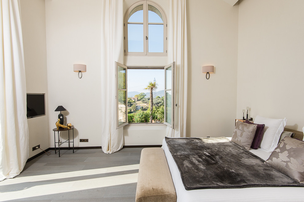 Стильный дизайн: большая хозяйская спальня в средиземноморском стиле с бежевыми стенами - последний тренд