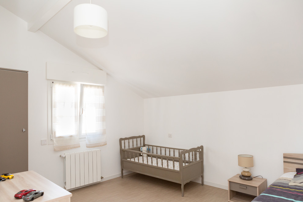 Exemple d'une chambre parentale de taille moyenne avec un mur blanc, parquet clair et un sol beige.
