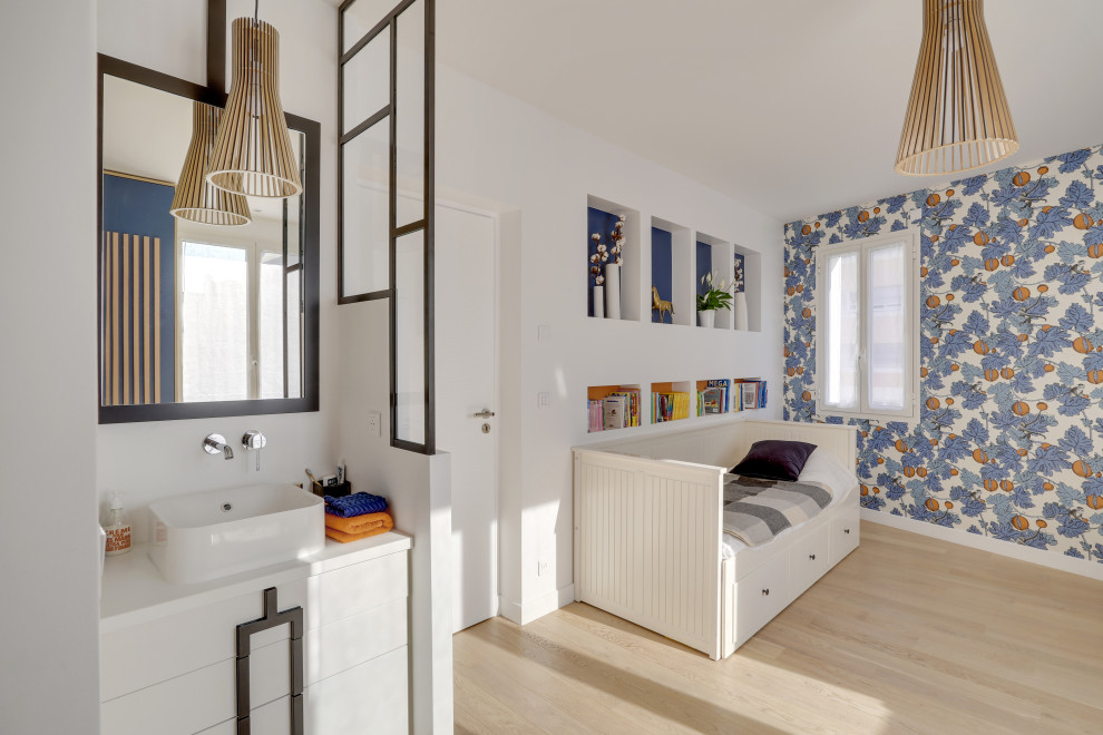Esempio di una grande camera degli ospiti minimalista con pareti multicolore, parquet chiaro, pavimento beige e carta da parati
