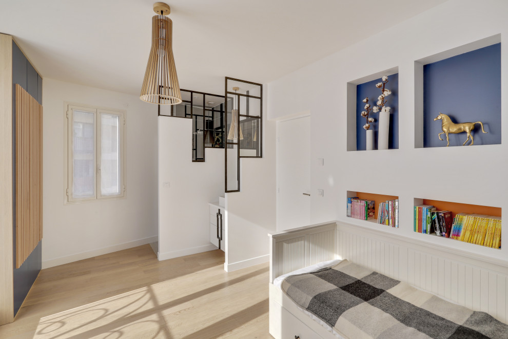Ejemplo de habitación de invitados minimalista grande con paredes multicolor, suelo de madera clara, suelo beige y papel pintado