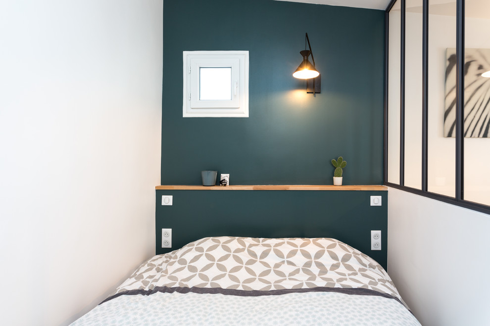 Свежая идея для дизайна: маленькая хозяйская спальня в современном стиле с синими стенами без камина для на участке и в саду - отличное фото интерьера