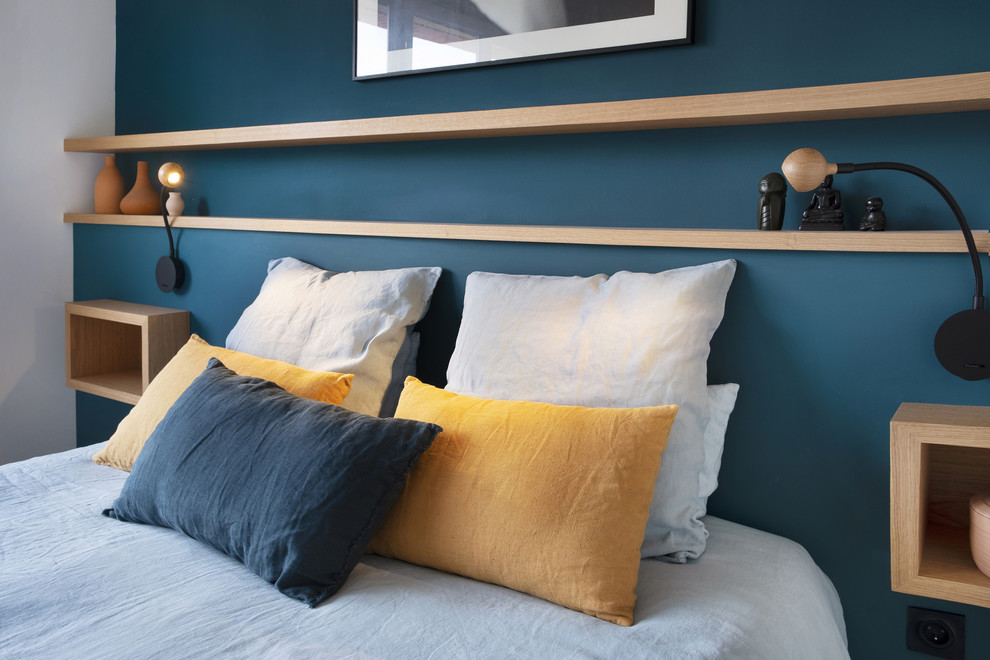 Kleines Modernes Hauptschlafzimmer mit blauer Wandfarbe in Toulouse
