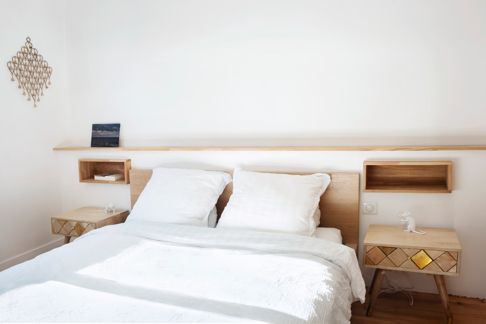 Imagen de dormitorio principal nórdico pequeño sin chimenea con suelo de madera clara, suelo beige y paredes blancas