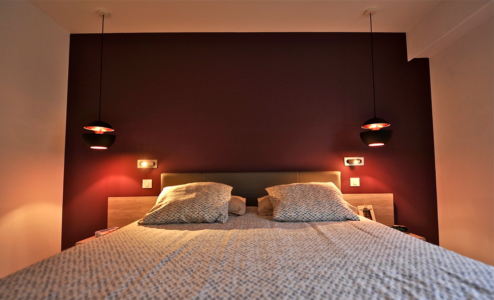 Idées déco pour une chambre parentale romantique de taille moyenne avec un mur violet, parquet clair et un sol marron.
