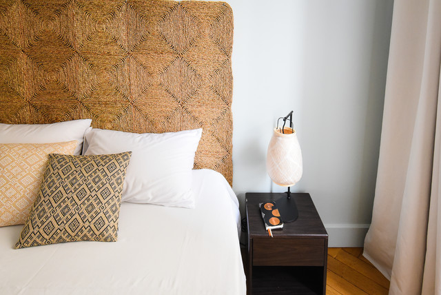 Chambre d'inspiration polynésienne type suite d'hôtel avec sa tête de lit  XL - Tropical - Bedroom - Lyon - by DUNE décoration | Houzz