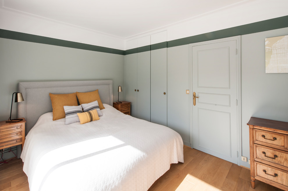 パリにある中くらいなコンテンポラリースタイルのおしゃれな主寝室 (緑の壁、無垢フローリング、ベージュの床)