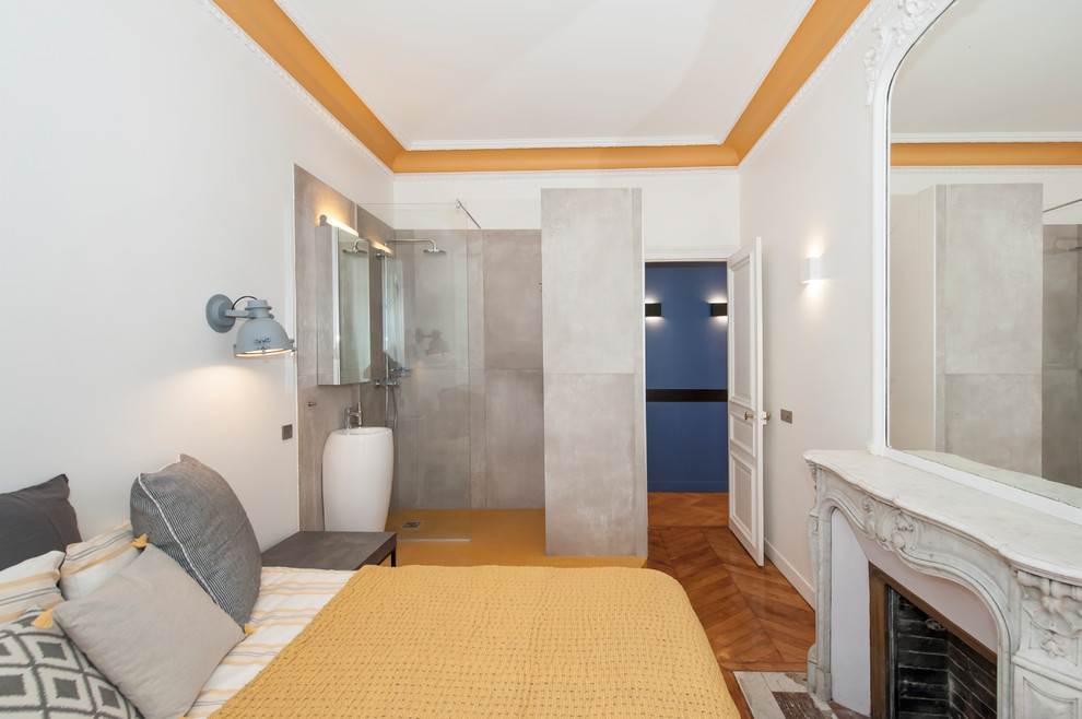 Источник вдохновения для домашнего уюта: хозяйская спальня среднего размера в современном стиле с белыми стенами, паркетным полом среднего тона и стандартным камином