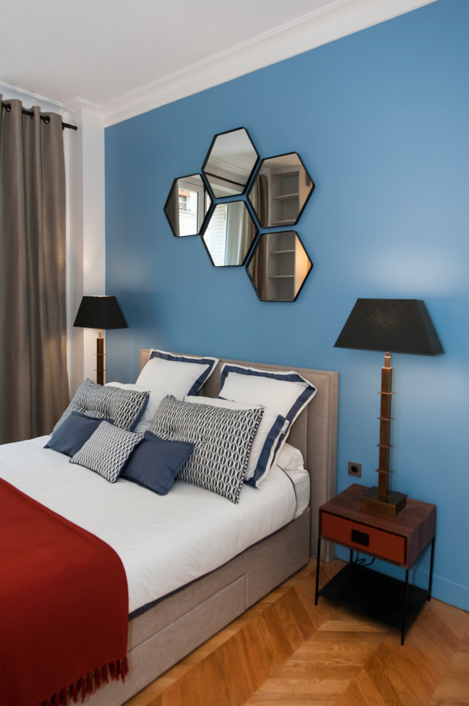 Foto di una camera matrimoniale contemporanea di medie dimensioni con pareti blu, pavimento in legno massello medio e pavimento beige