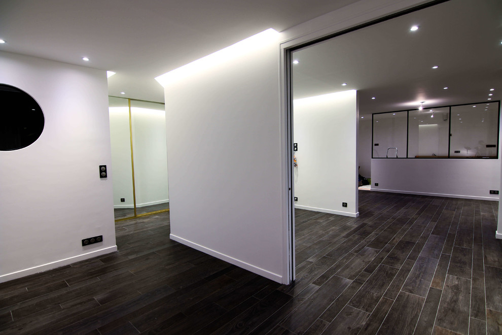 Esempio di una camera matrimoniale minimalista di medie dimensioni con pareti bianche, pavimento con piastrelle in ceramica e pavimento marrone
