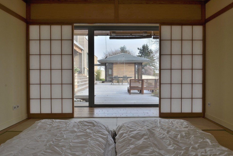 Immagine di una grande camera matrimoniale etnica con pavimento in tatami