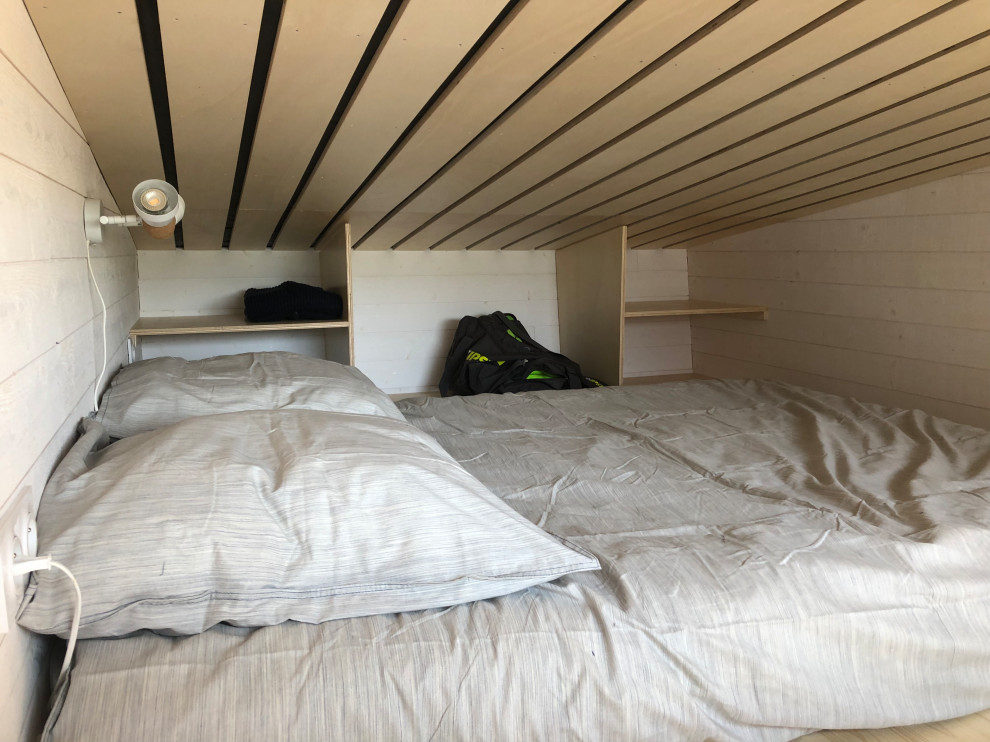 トゥールーズにある小さなコンテンポラリースタイルのおしゃれなロフト寝室 (白い壁、淡色無垢フローリング、ベージュの床) のレイアウト